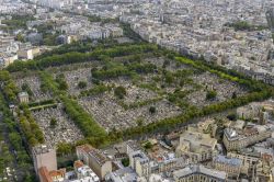 Il cimitero Pere Lachaise (Quartiere di Belleville) fotografato dalla cima della torre Montparnasse a Parigi - © Bargotiphotography / Shutterstock.com