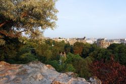 Panorama di Parigi fotografato dal Parc des Buttes Chaumont - © bensliman hassan / Shutterstock.com