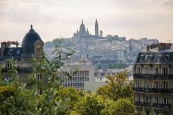 Parc des Buttes Chaumont e il profilo di Montmartre e del Sacro Cuore a Parigi - © Elena Dijour / Shutterstock.com