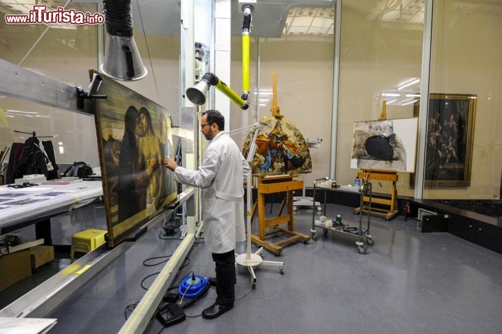 Immagine Laboratorio di restauro all'interno della Pinacoteca Brera a Milano - © Paolo Bona / Shutterstock.com