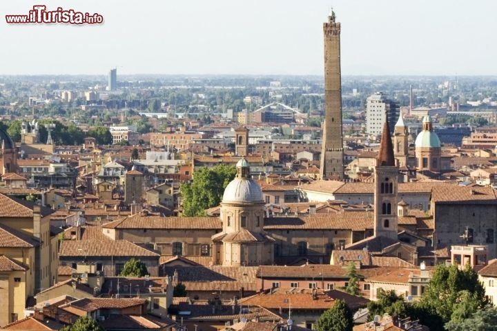 Immagine Gli Asinelli la torre piu alta di Bologna, come si può vedere  dalle alture dei colli bolognesi - © xamnesiacx / Shutterstock.com