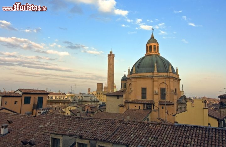 Immagine Fotografia del centro di Bologna: si noti in primo piano la cupola del Santuario di Santa Maria della Vita, in secondo piano la Torre degli Asinelli e la Garisenda  - © xamnesiacx / Shutterstock.com