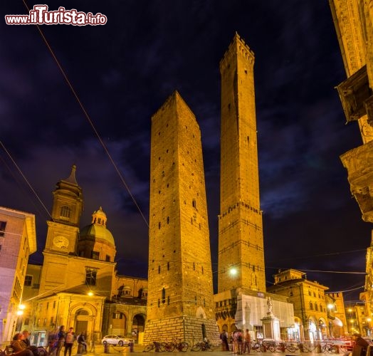 Immagine Fotografia notturna delle Due Torri medievali di Bologna: la più pendente è la Garisenda, alta 48 metri, mentre quella degli Asinelli supera i 97 metri di altezza, ed è la torre pendente più elevata di tutta Italia - © Leonid Andronov / Shutterstock.com