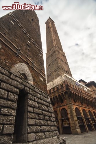 Immagine Le due torri pendenti di Bologna fotografate da Piazza di Porta Ravegnana. Da notare il rivestimento in gesso del basamento della Garisenda, prelevato nelle cave della via del Gesso che si muove in Appennino, tra le province di Bologna e Ravenna - © valeriiaarnaud / Shutterstock.com