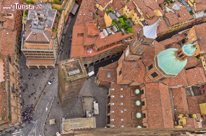 Immagine Il panorama che si ammira dalla Torre degli Asinelli a Bologna. Si noti la torre pendente più piccola, la Garisenda - © Banet / Shutterstock.com