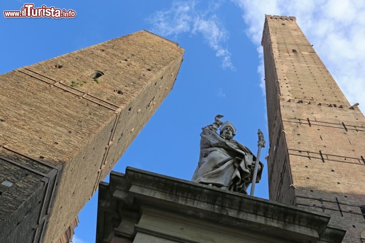 Immagine San Petronio, il patrono di Bologna, sorvegliato dalle incombenti Due Torri pendenti, a sinistra la Garisenda, a destra la torre degli Asinelli - © Renata Sedmakova / Shutterstock.com