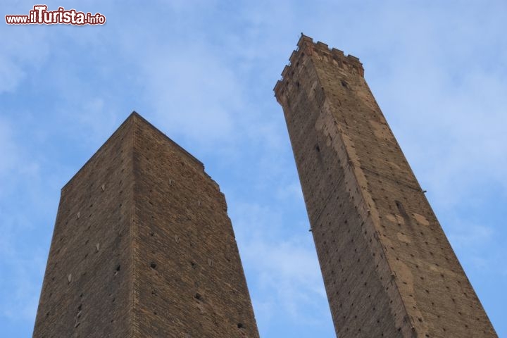 Immagine La torre degli Asinelli e la Garisenda: le due celebri torri pendenti, vero simbolo di Bologna - © Boerescu / Shutterstock.com