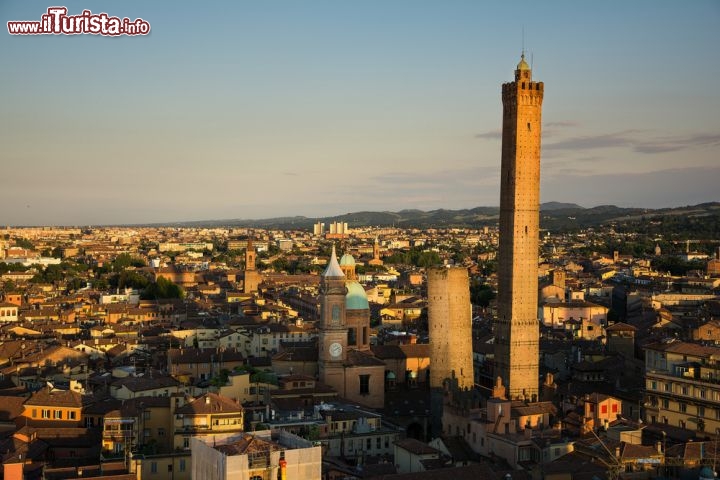 Immagine Tramonto sul centro di Bologna: le due torri pendenti, l'Asinelli e la Garisenda, in primo piano, ricevono gli ultimi raggi di luce - © starmaro / Shutterstock.com