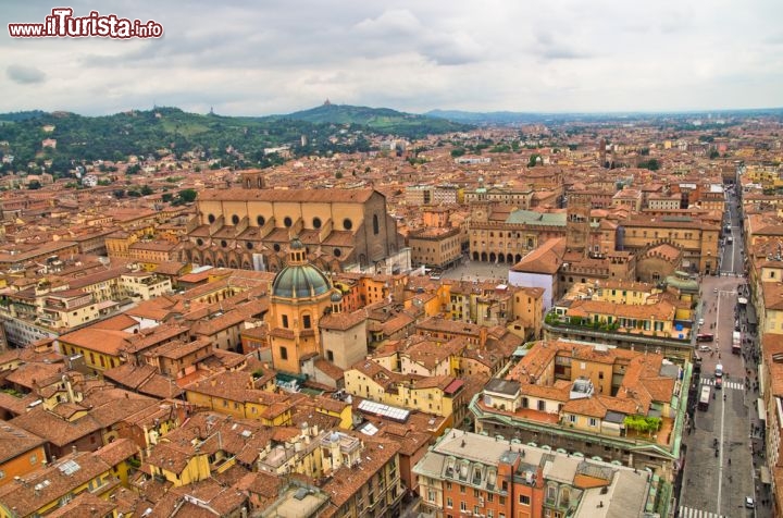 Immagine Vista panoramica dalla torre degli Asinelli di Bologna: a destra l'asse di via Rizzoli e via Ugo Bassi, al centro San Petronio e Piazza Maggiore, e sullo sfondo i colli bolognesi con il Santuario della Madonna di San Luca - © Banet / Shutterstock.com