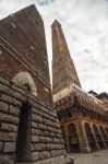 Le due torri pendenti di Bologna fotografate da Piazza di Porta Ravegnana. Da notare il rivestimento in gesso del basamento della Garisenda, prelevato nelle cave della via del Gesso che si muove ...