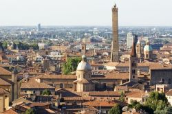 Gli Asinelli la torre piu alta di Bologna, come si può vedere  dalle alture dei colli bolognesi - © xamnesiacx / Shutterstock.com