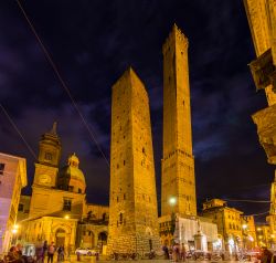 Fotografia notturna delle Due Torri medievali di Bologna: la più pendente è la Garisenda, alta 48 metri, mentre quella degli Asinelli supera i 97 metri di altezza, ed è ...