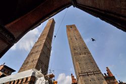 Garisenda e Torre degli Asinelli fotografate da un portico in centro a Bologna