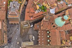 Il panorama che si ammira dalla Torre degli Asinelli a Bologna. Si noti la torre pendente più piccola, la Garisenda - © Banet / Shutterstock.com