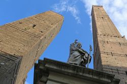 San Petronio, il patrono di Bologna, sorvegliato dalle incombenti Due Torri pendenti, a sinistra la Garisenda, a destra la torre degli Asinelli - © Renata Sedmakova / Shutterstock.com