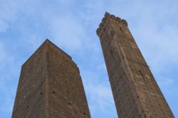 La torre degli Asinelli e la Garisenda: le due ...