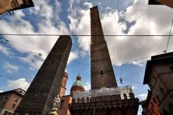 Le Torri pendenti di Bologna: la vertiginosa inclinazione della torre Garisenda e quella degli Asinelli, la torre pendente più alta in Italia