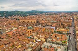 Vista panoramica dalla torre degli Asinelli di Bologna: a destra l'asse di via Rizzoli e via Ugo Bassi, al centro San Petronio e Piazza Maggiore, e sullo sfondo i colli bolognesi con il ...