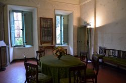 Una delle sale da pranzo nei tre piani di Casa Bonaparte, trasformata in museo ad Ajaccio nel 1967
