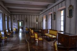 Uno dei vasti ambienti di Maison Napoleon ad Ajaccio. Gli arredi sono originali.
