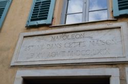 La targa che ricorda la nascita di Napoleone a casa Bonaparte in Place Letizia, nel cuore di
Ajaccio