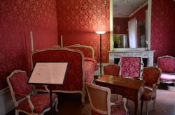 Una delle stanze arredate all'interno della Maison Napoleon di Ajaccio
