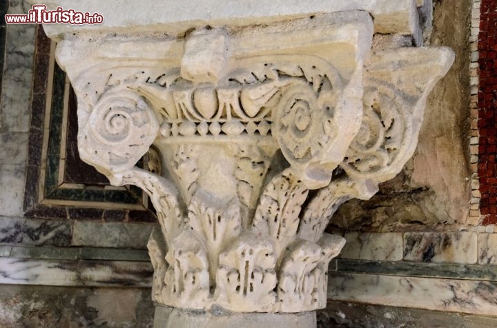 Immagine Ricco capitello in marmo all'interno del Battistero Neoniano di Ravenna - © TixXio / Shutterstock.com