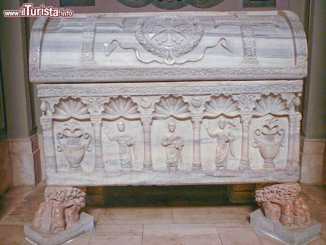 Immagine Antico Sarcofago Romano all'interno del Battistero Neoniano di Ravenna - © s74 / Shutterstock.com