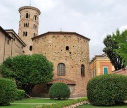 Esterno in muratura del Battistero Neoniano di Ravenna, uno dei luoghi Patrimonio UNESCO della città dell'Emilia-Romagna - © Crisferra / Shutterstock.com