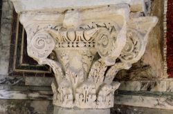 Ricco capitello in marmo all'interno del Battistero Neoniano di Ravenna - © TixXio / Shutterstock.com