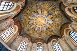 Interno della cupola del monumento UNESCO di Ravenna: si noti il mosaico suddiviso in un medaglione centrale e due zone concentriche con Apostoli e una raffigurazione della città celeste ...
