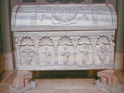Antico Sarcofago Romano all'interno del Battistero Neoniano di Ravenna - © s74 / Shutterstock.com
