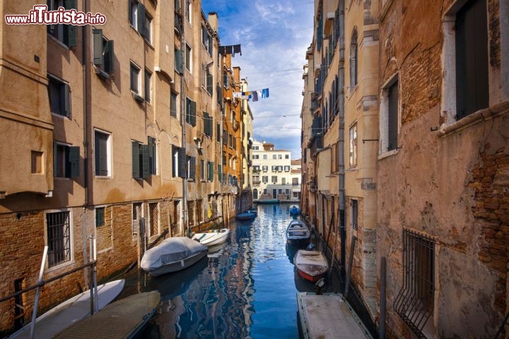 Immagine Un canale nel sestiere di Cannaregio, all'interno del Ghetto di Venezia che rimane nella porzione più settentrionale della città lagunare - © scimmery / Shutterstock.com