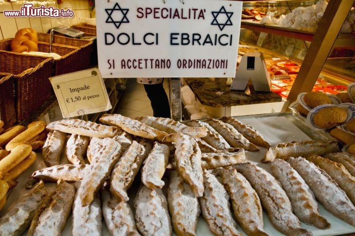 Immagine Prodotti da forno in un Negozio alimentare nel Ghetto Ebraico di Venezia, con alcuni tipici dolci della tradizione israeliana - © Anibal Trejo / Shutterstock.com