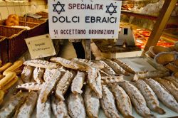 Prodotti da forno in un Negozio alimentare nel Ghetto Ebraico di Venezia, con alcuni tipici dolci della tradizione israeliana - © Anibal Trejo / Shutterstock.com