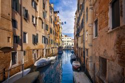 Un canale nel sestiere di Cannaregio, all'interno del Ghetto di Venezia che rimane nella porzione più settentrionale della città lagunare - © scimmery / Shutterstock.com ...