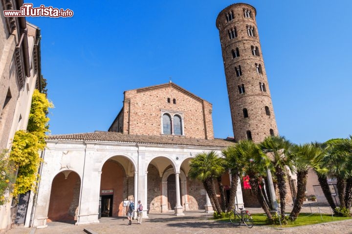 Immagine La Facciata con nartece (portico) e la torre campanaria della Basilica di Sant'Apollinare Nuovo a Ravenna - © pisaphotography / Shutterstock.com