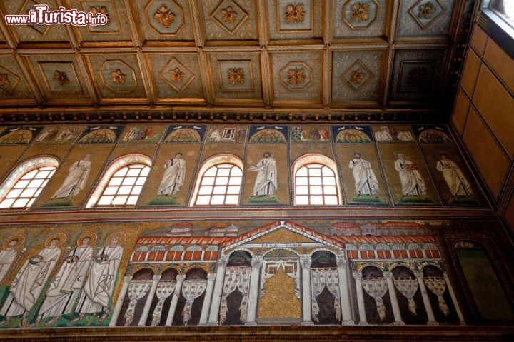 Immagine L'elegante e vasto interno mosaicato della chiesa di Sant'Apollinare Nuovo, uno dei Patrimoni Unesco di Ravenna - © vvoe / Shutterstock.com