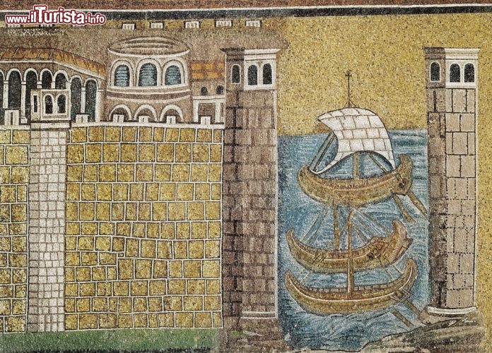 Immagine Un particolare di uno dei mosaici della navata della Basilica di Sant'Apolinnare Nuovo a Ravenna, con raffigurato il porto di Classe  - © AISA - Everett / Shutterstock.com