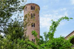 Campanile in mattoni della Basilica di Sant'Apollinare Nuovo a Ravenna Si notino le bifore del corpo centrale che diventano trifore in corrispondenza della cella campanaria - © TixXio ...