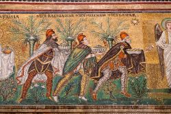 I tre Magi, il famoso mosaico di Sant'Apolinnare Nuovo a Ravenna. Conclude la lunga Processione delle Vergini che si muovo lungo una delle due pareti della navata centrale - © vvoe ...