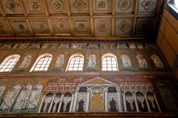 L'elegante e vasto interno mosaicato della chiesa di Sant'Apollinare Nuovo, uno dei Patrimoni Unesco di Ravenna - © vvoe / Shutterstock.com 