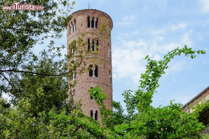 Immagine Campanile in mattoni della Basilica di Sant'Apollinare Nuovo a Ravenna Si notino le bifore del corpo centrale che diventano trifore in corrispondenza della cella campanaria - © TixXio