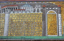 Dettaglio di uno dei mosaici della navata centrale all'interno della Basilica di Sant'Apollinare Nuovo a Ravenna. Qui è raffigurata la città di Classe, sove inizialmente ...
