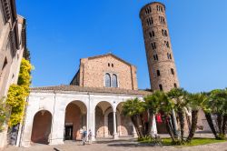 La Facciata con nartece (portico) e la torre campanaria della Basilica di Sant'Apollinare Nuovo a Ravenna - © pisaphotography / Shutterstock.com
