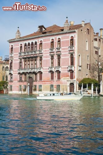 Immagine Cà Rezzonico si riflette sul Canal Grande di Venezia - © Anibal Trejo / Shutterstock.com