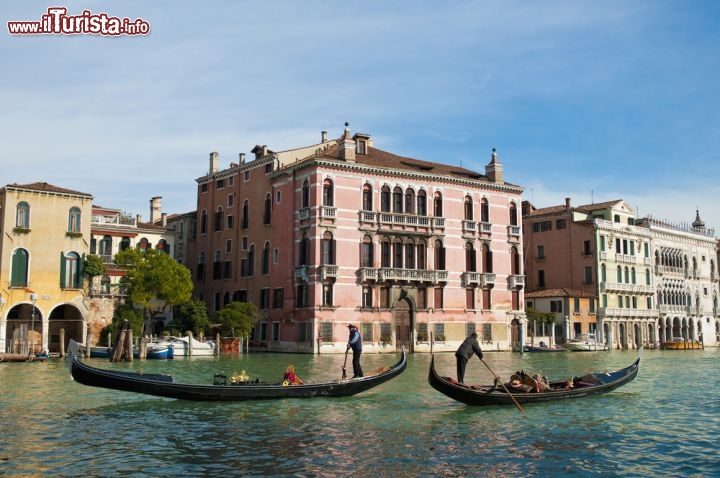 Immagine Ca' Rezzonico, il palazzo nobiliare sul Canal Grande a Venezia, che ospita il Museo del Settecento  - © Anibal Trejo / Shutterstock.com