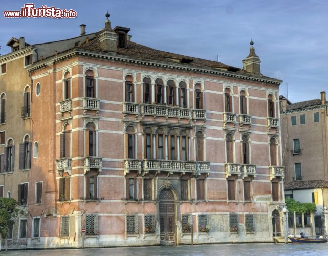 Immagine La sede del Museo del Settecento: Cà Rezzonico a Venezia, sulle sponde del Canal Grande - © Circumnavigation / Shutterstock.com