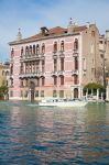 Cà Rezzonico si riflette sul Canal Grande di Venezia - © Anibal Trejo / Shutterstock.com