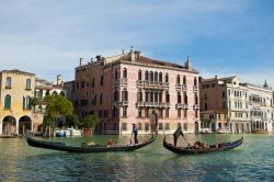 Ca' Rezzonico, il palazzo nobiliare sul Canal Grande a Venezia, che ospita il Museo del Settecento  - © Anibal Trejo / Shutterstock.com